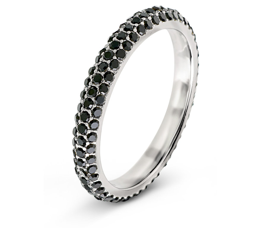 Detail strieborného prsteňa s dvoma radmi čiernych kamienkov.