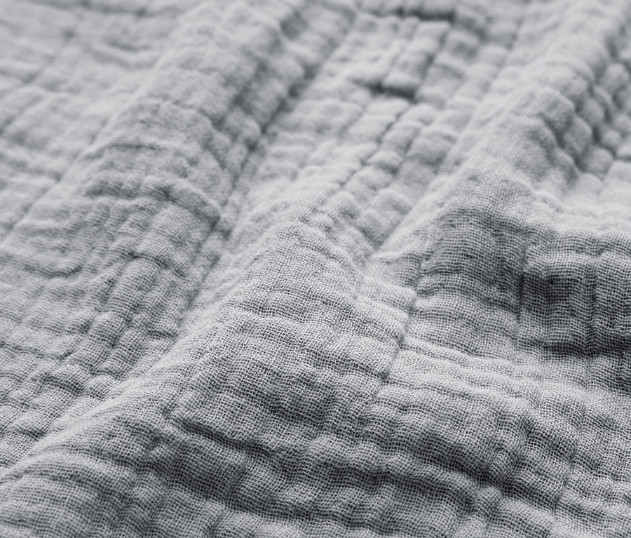 Detailný záber na sivú textúrovanú látku