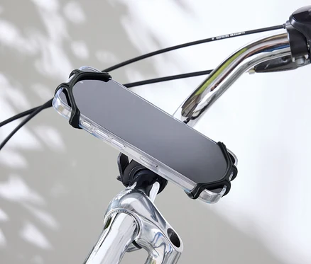 Držiak na smartfón na bicykel pripevnený na riadidlách.