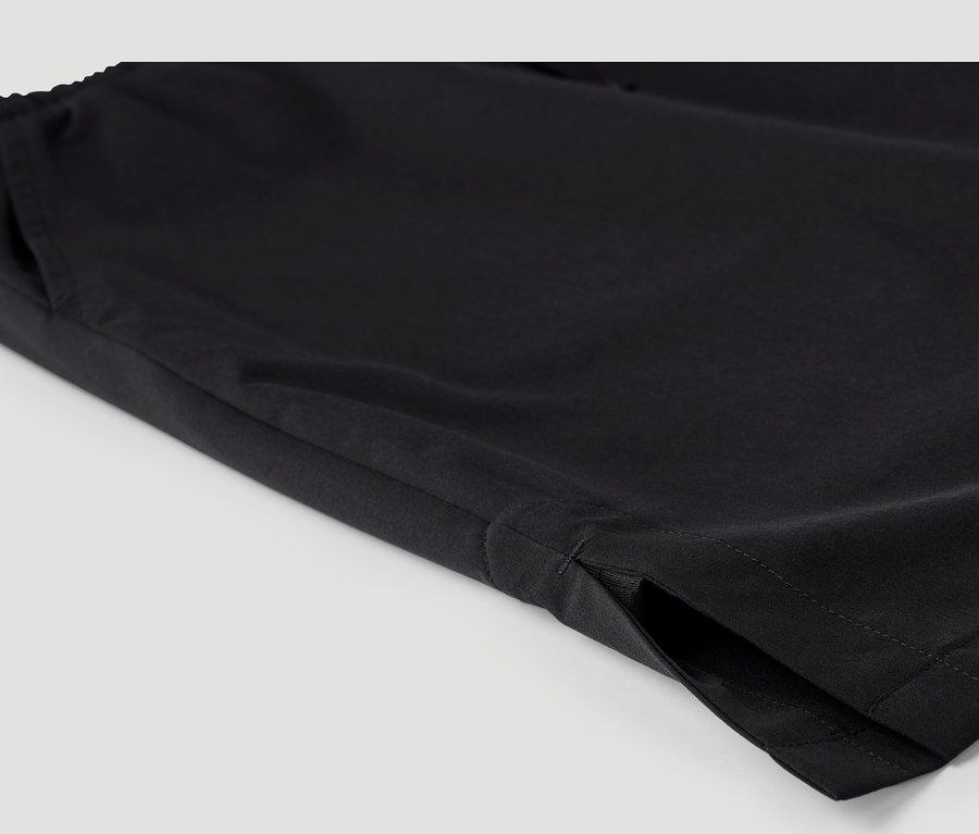 Detailný záber na funkčné sukňové šortky.