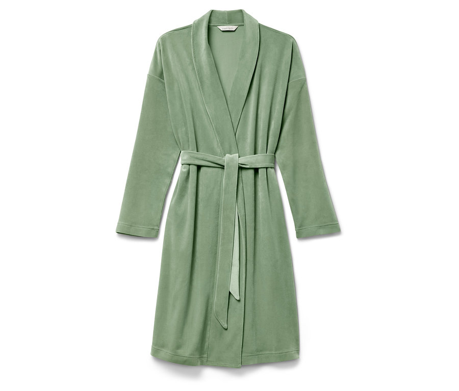 Zelený župan s opaskom leží na bielom pozadí.