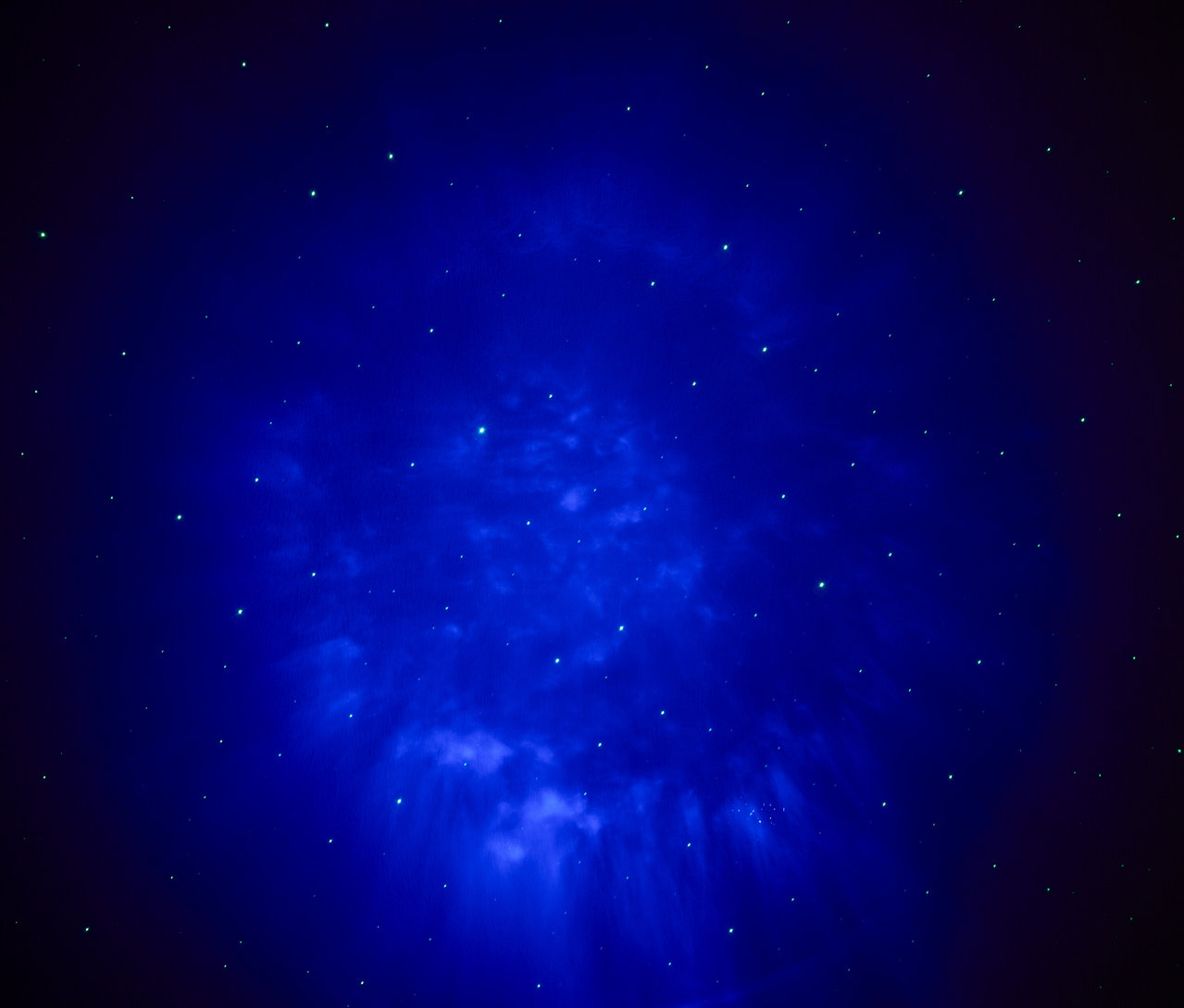 Hviezdna obloha s modrými hmlovinami.