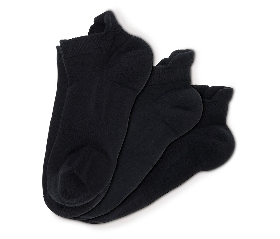 Tri páry čiernych ponožiek na bielom pozadí.