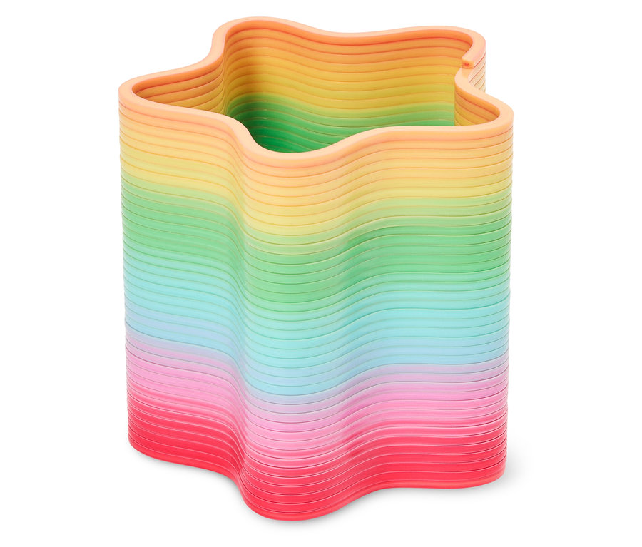 Držiak na perá v tvare hviezdy vo farbách dúhy stojí na bielom povrchu.