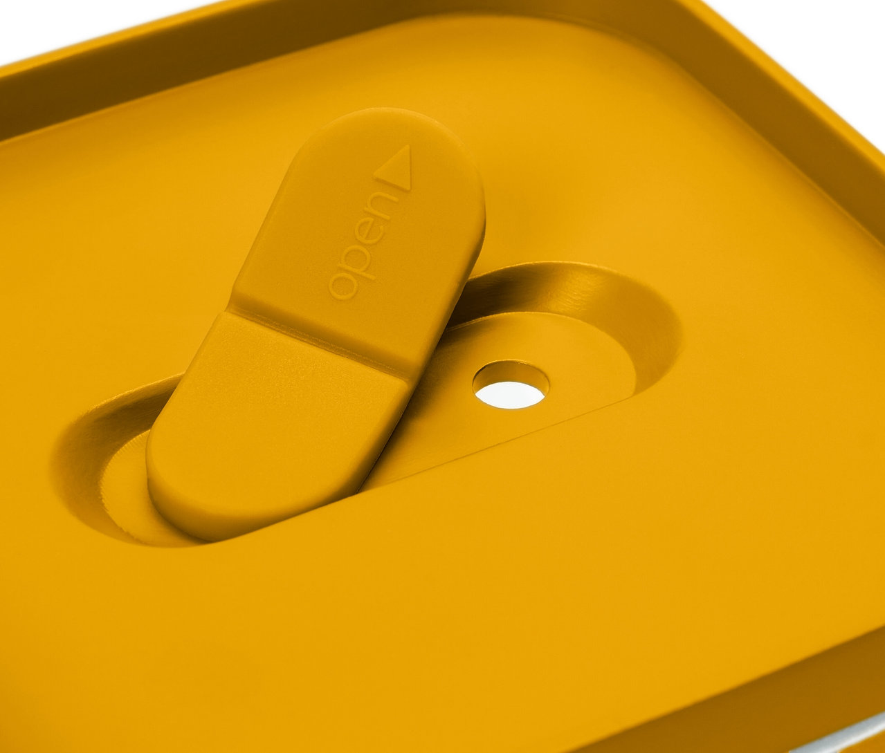 Detail žltej nádoby na zachovanie čerstvosti so zámkom.