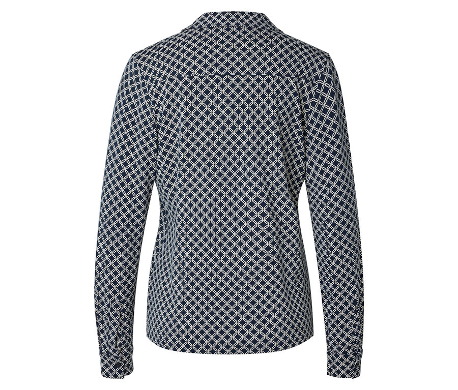 Pohľad zozadu na priliehavú blúzku s dlhým rukávom s geometrickým vzorom prekrývajúcich sa kruhov v námorníckej modrej a bielej farbe.