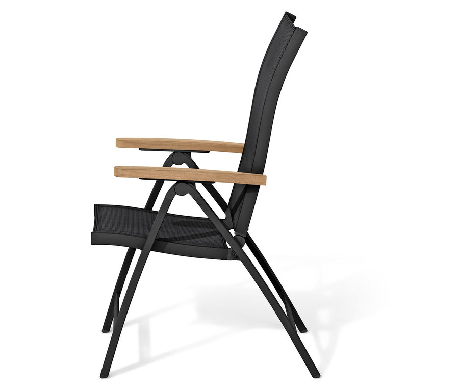 Bočný pohľad na čiernu skladaciu stoličku s drevenými podrúčkami.