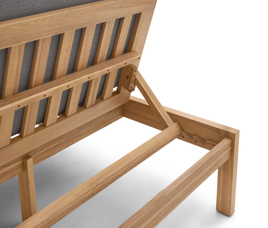 Detailný pohľad na drevené záhradné ležadlo so sivým čalúnením.