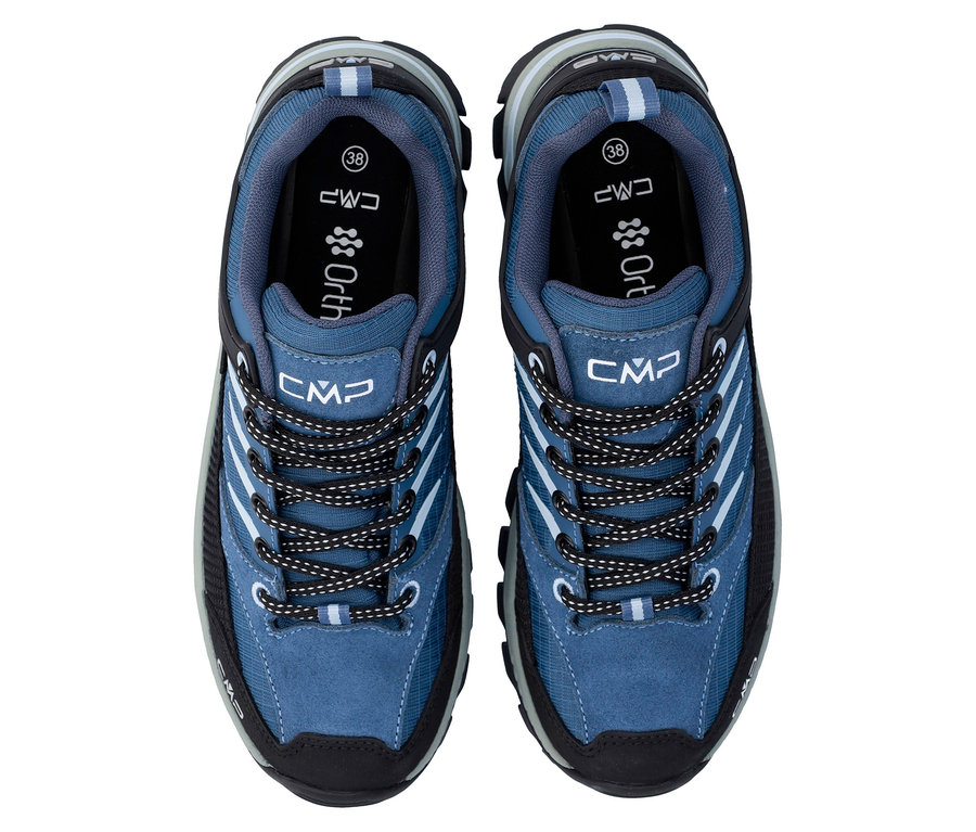 Pohľad zhora na pár modrých turistických topánok CMP so šnúrkami.