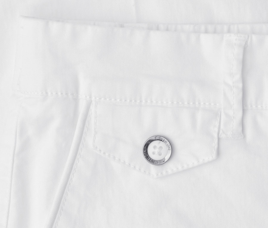 Detail bielych chino nohavíc Street One, zobrazujúci vrecká s chlopňou a strieborným gombíkom s nápisom „STREET ONE CASUAL WEAR“ pod pásom.