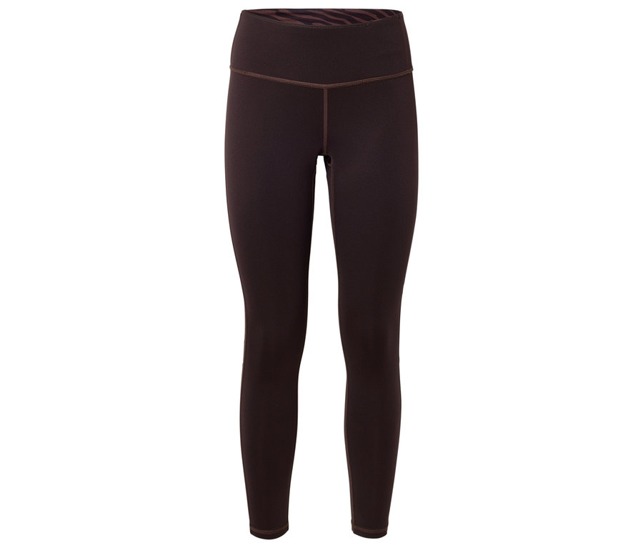 Hnedé legíny na bielom pozadí.