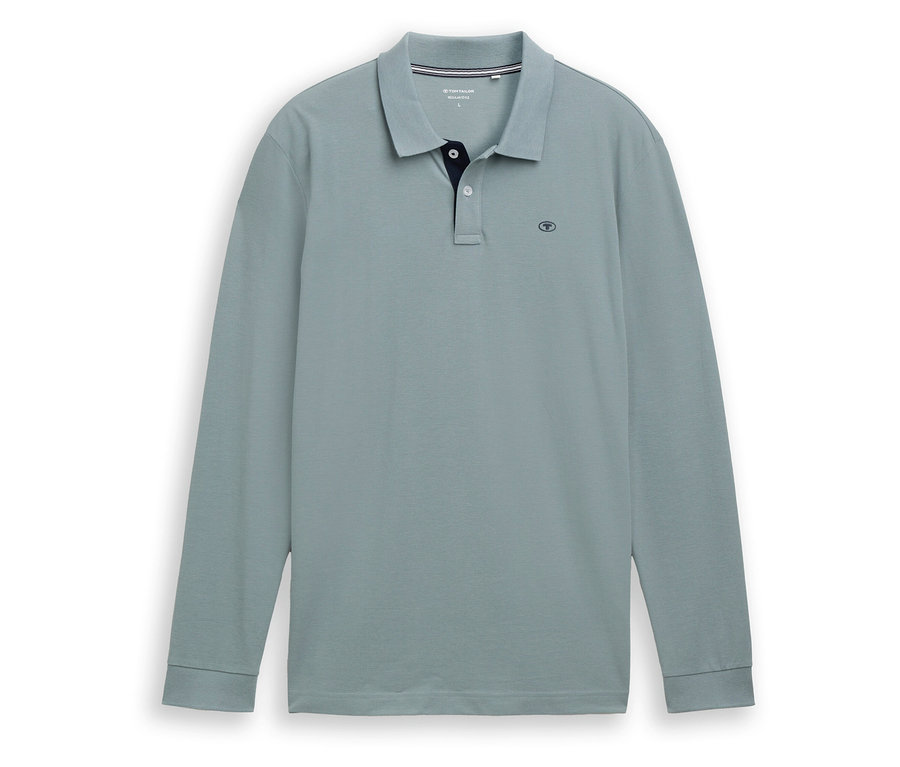 Svetlomodré polokošele s dlhým rukávom leží na bielom pozadí.