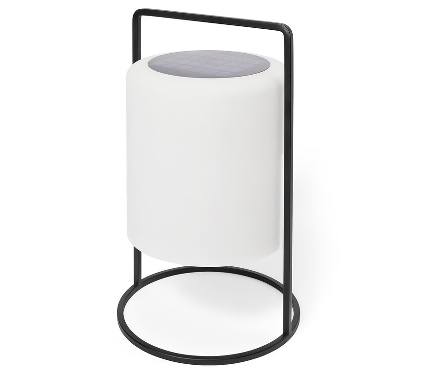 Valcová biela lampa so sivou kockovanou vrchnou časťou stojí v čiernom kovovom ráme.