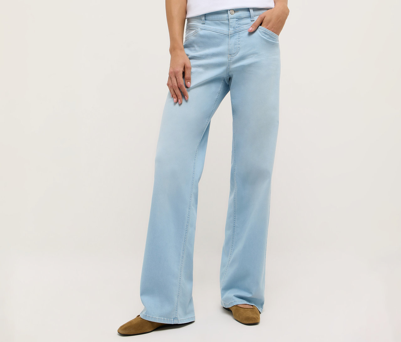Osoba v svetlomodrých džínsoch Angels Denim »Liz Modern« Wide Leg a hnedých topánkach.