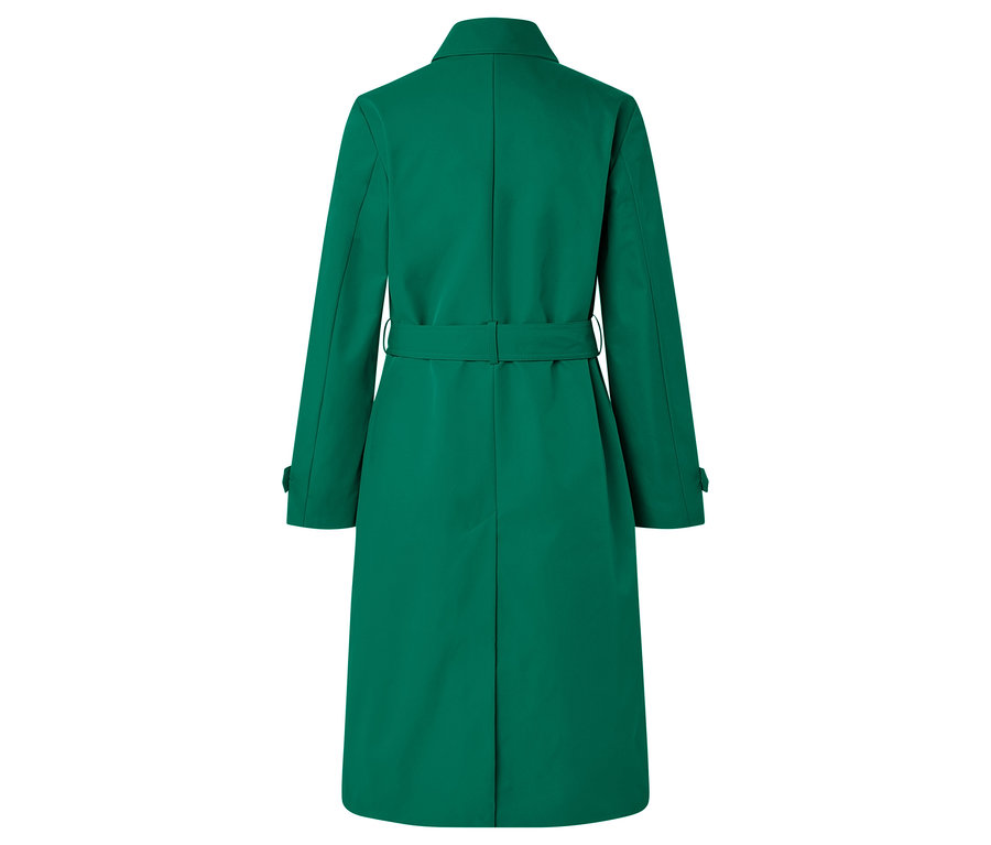 Pohľad zozadu na smaragdovo zelený kabát s opaskom.