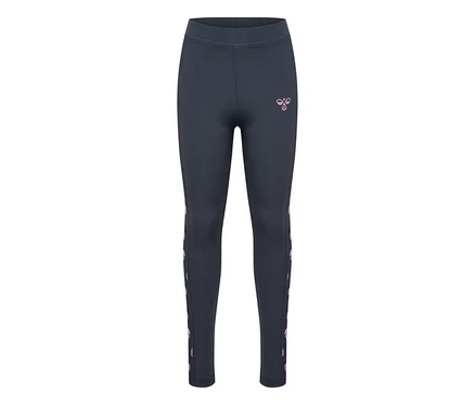 Tmavosivé legíny hummel® »HMLJR AOP Gym Tights« s ružovým logom na ľavom stehne a chevron vzorom po stranách.