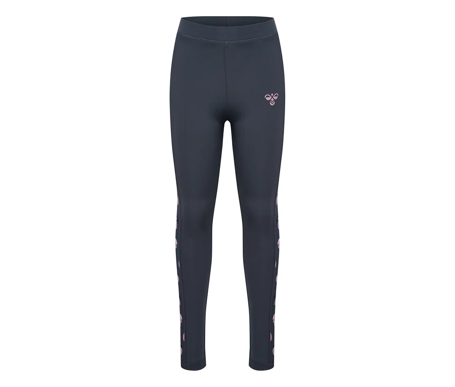 Tmavosivé legíny hummel® »HMLJR AOP Gym Tights« s ružovým logom na ľavom stehne a chevron vzorom po stranách.