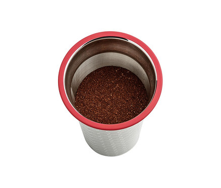 Pohľad zhora na pohár na studenú kávu cold brew »BrewJar« s kávovou usadeninou.