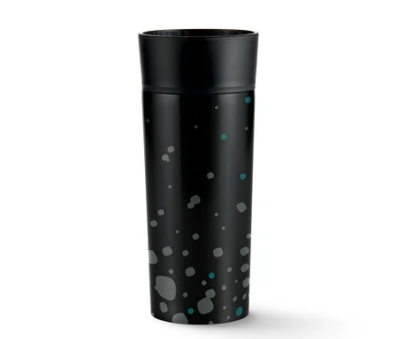 Čierny hrnček na kávu To Go, Hybrid Black, s farebnými bodkami na bielom pozadí.