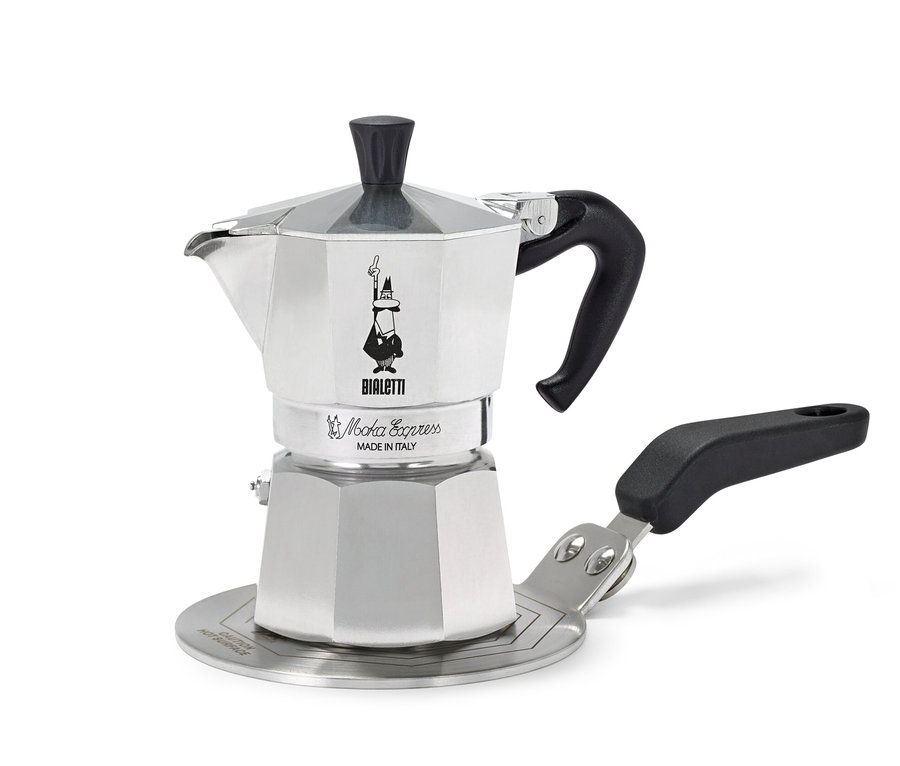 Strieborný kávovar Bialetti Moka Express stojí na striebornej varnej doske pred bielym pozadím.