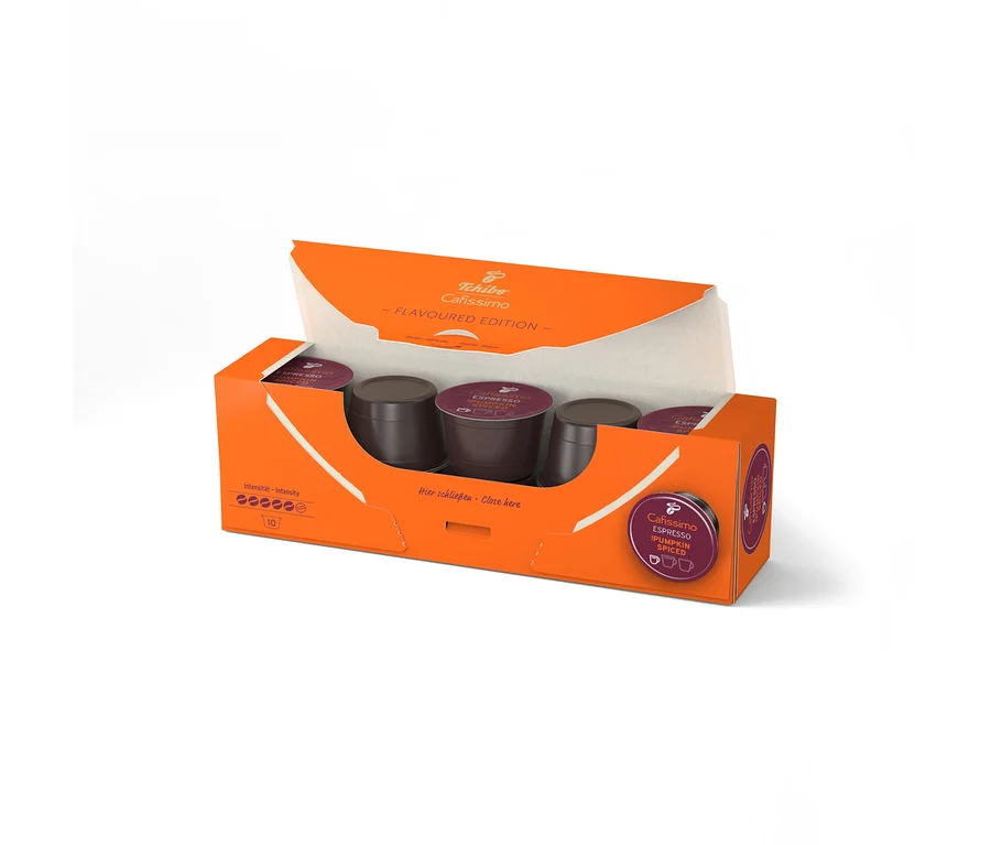 Otvorená oranžová krabička s desiatimi tmavofialovými kapsulami Cafissimo Flavoured Espresso - Pumpkin Spiced, usporiadanými v dvoch radoch.