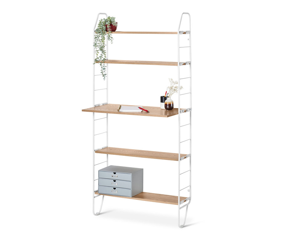 Nástenný regál s pracovnou plochou, na ktorej leží poznámkový blok a pero. Na horných policiach je kvetina a váza.