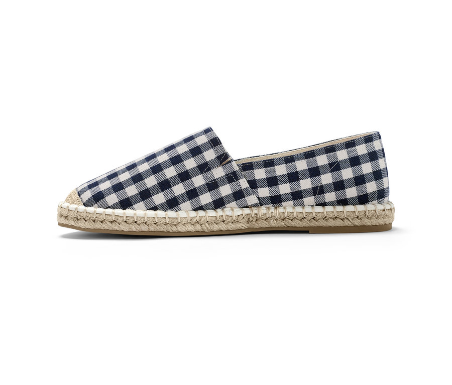 Detailný záber na espadrilky s modro-bielym kockovaným vzorom.