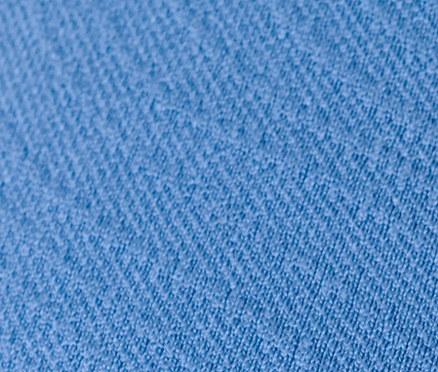 Detail modrej športovej korzetovej podprsenky bez švov.