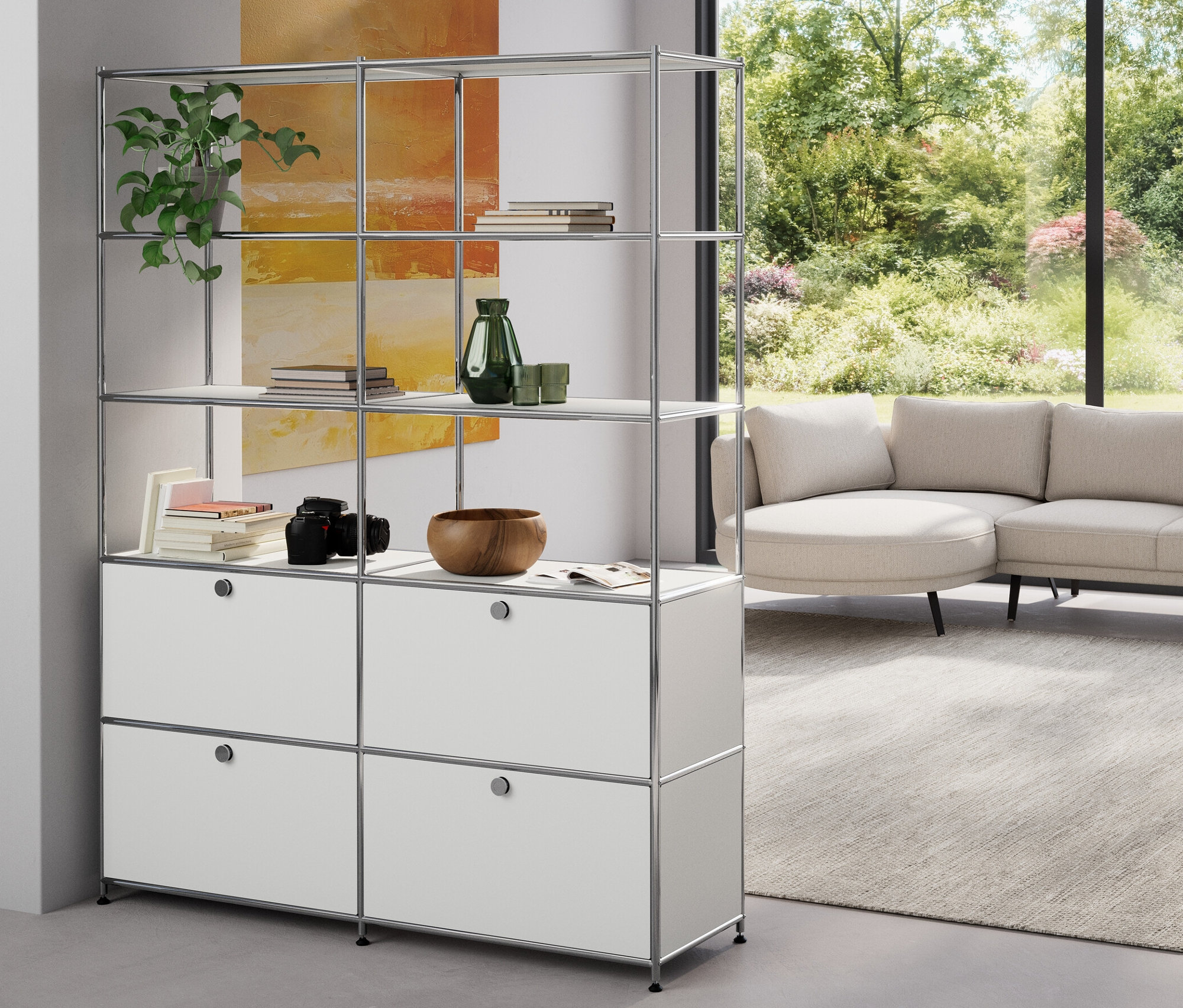 V obývacej izbe sa nachádza kovový regál »CN3« s 2 priehradkami a vysoká kovová skrinka »CN3« so 4 výklopnými priečinkami, biela. Ďalej je tu sada kovových predlžovacích chlopní »CN3«, oranžová a kovová súprava na predĺženie zadnej steny »CN3«, žltá.