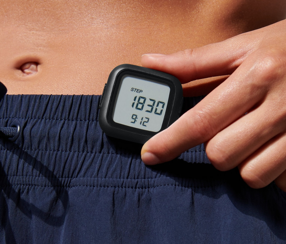 Žena drží v ruke krokomer.