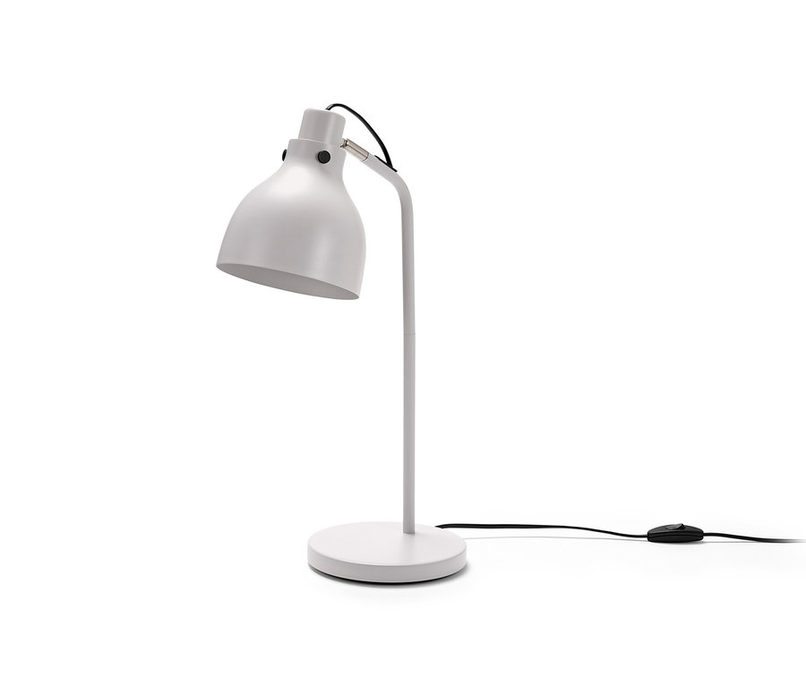 Stolová lampa z kovu na bielom pozadí.