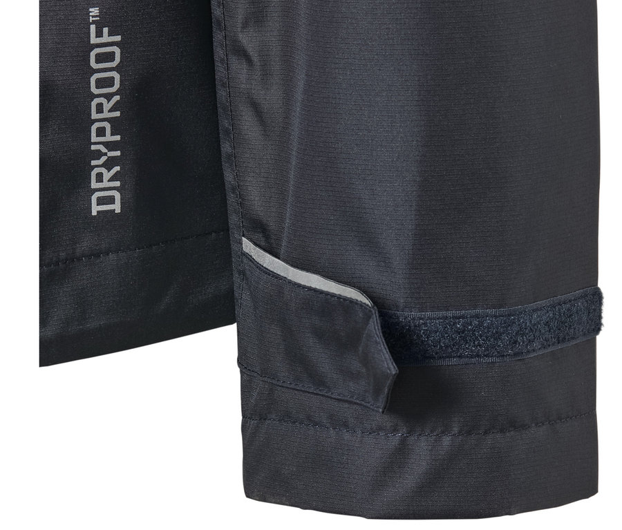 Detail tmavomodrej unisex bundy do dažďa s logom DRYPROOF™ a reflexným pruhom.