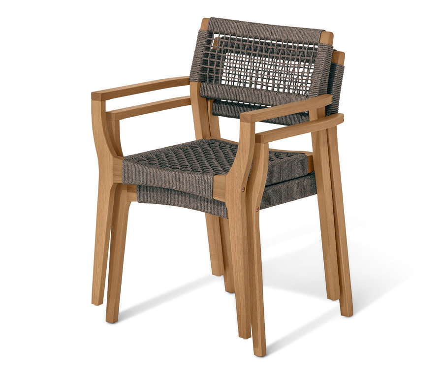 Dve stohovateľné jedálenské stoličky: jedna s textilným výpletom a druhá vrátane vankúšika na sedenie, naskladané na sebe.