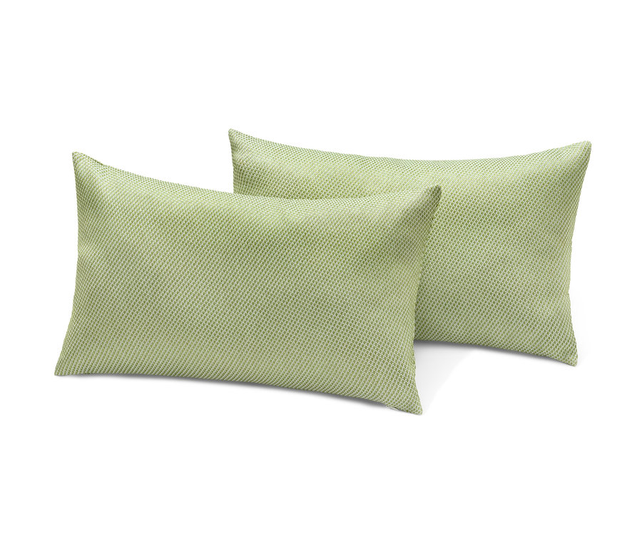 Dva zelené vankúše do exteriéru ležia na sebe.