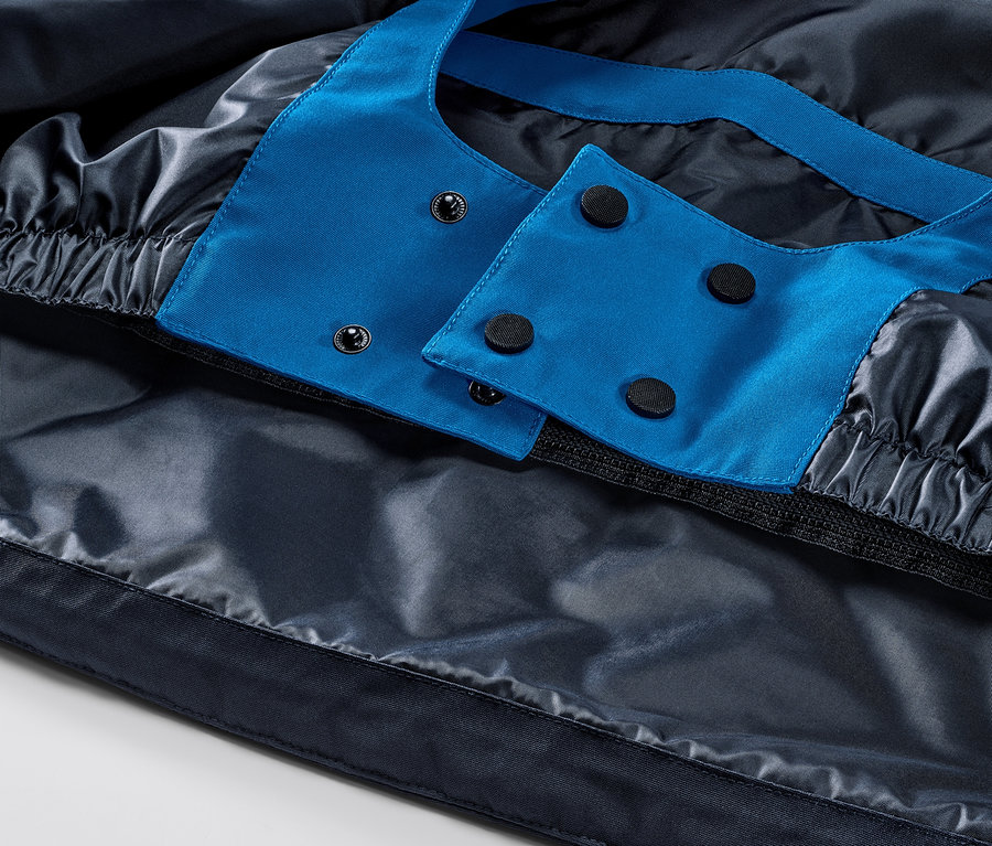 Detail modrej lyžiarskej bundy.