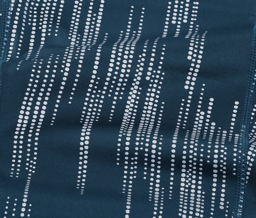 Detail športových legínsov s reflexným strieborným vzorom.