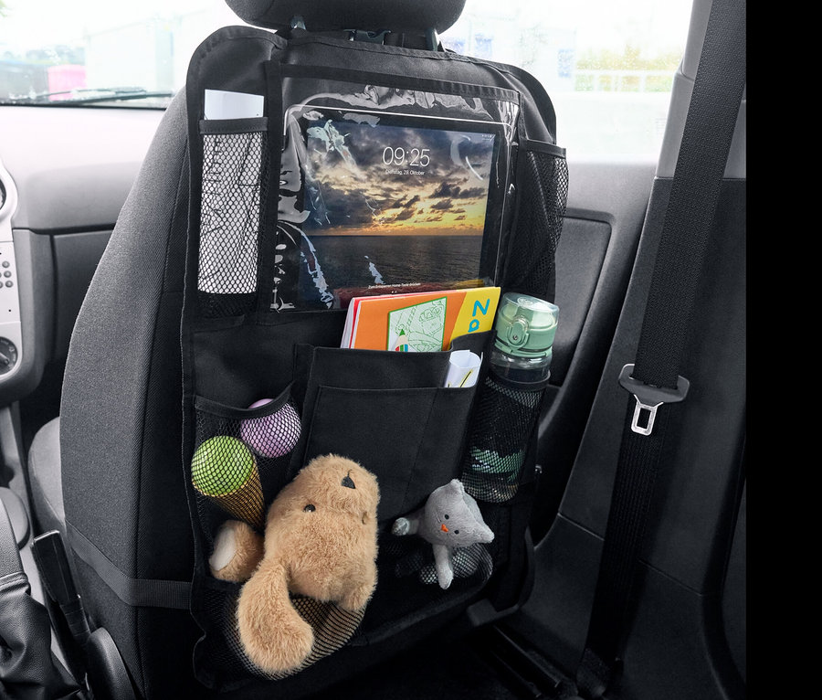 Čierny organizér na zadné sedadlo s hračkami, knihami a tabletom.