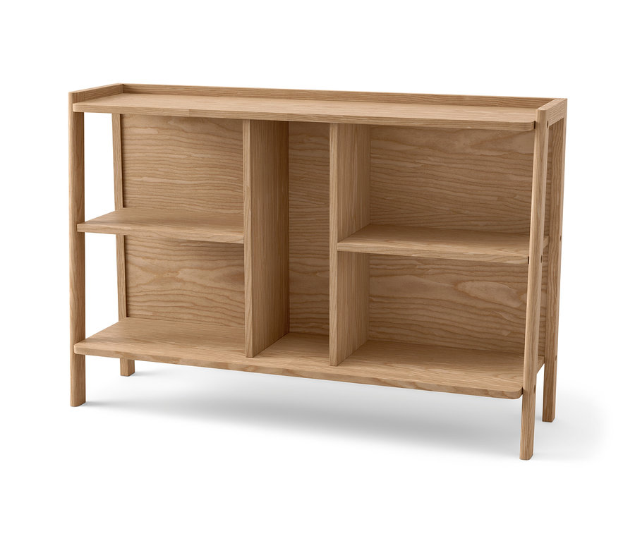 Odkladacia skrinka zo svetlého dreva s otvorenými policami.