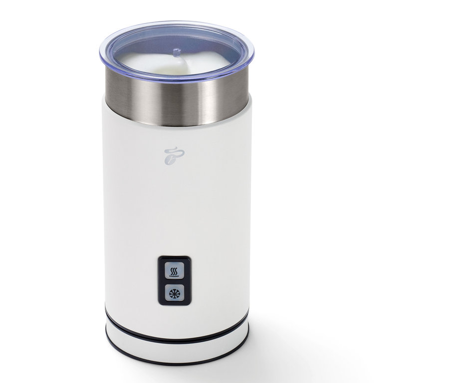 Biely elektrický napeňovač mlieka.