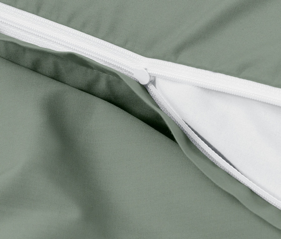 Detail zelenej posteľnej bielizne z perkálu štandardnej veľkosti so zipsom.