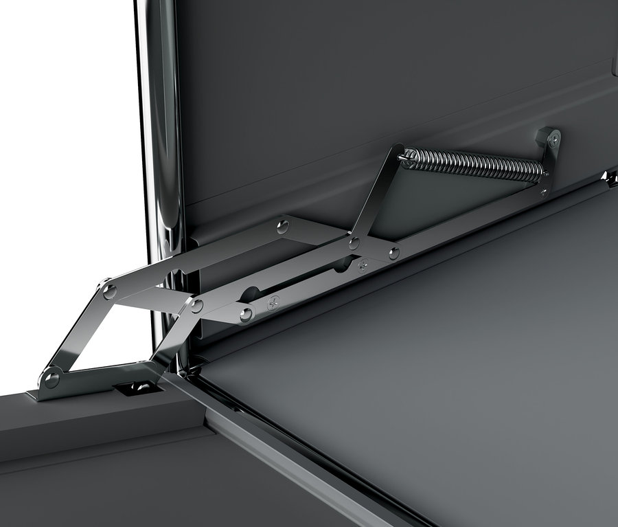 Detail šedej kovovej komody »CN3« s výklopnými dvierkami a drevenou doskou.