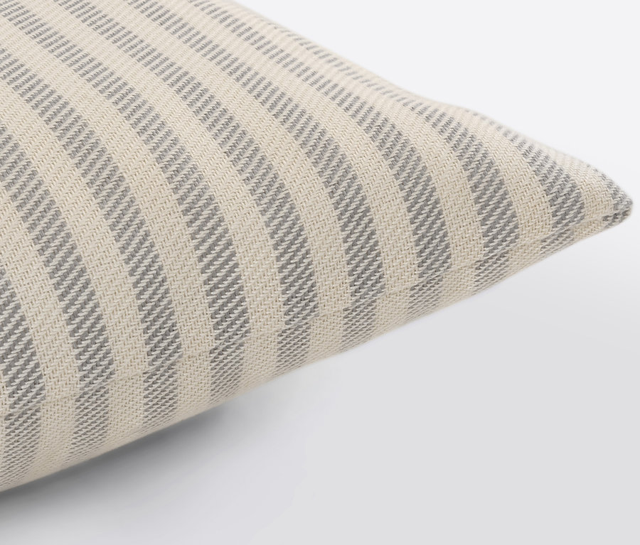 Detail outdoorového vankúša na dotyk pripomínajúceho ľan.