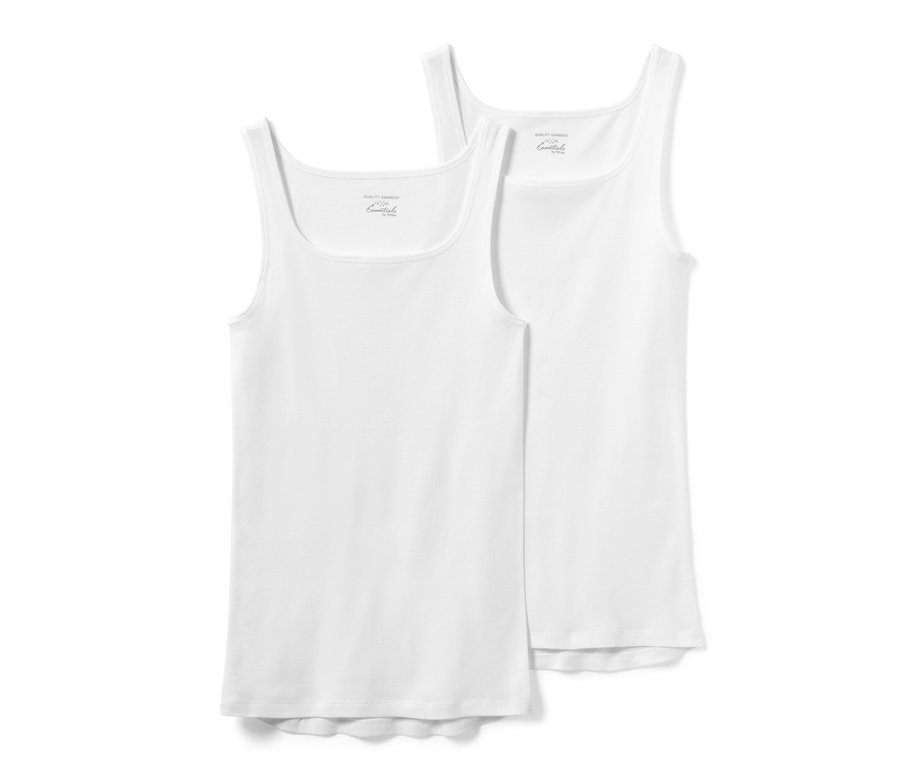 Dve biele trikotové tielka ležia na sebe.