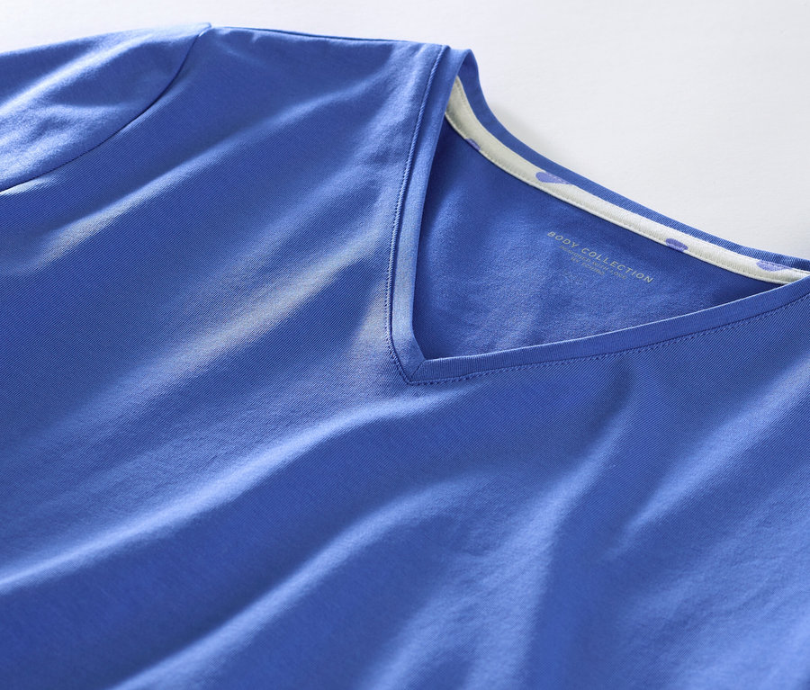 Detail modrého krátkeho pyžama so srdiečkami.