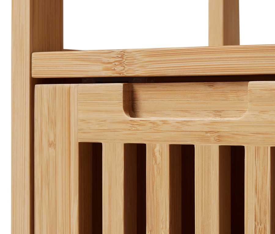 Detail police na odkladanie v škandinávskom dizajne z bambusu.