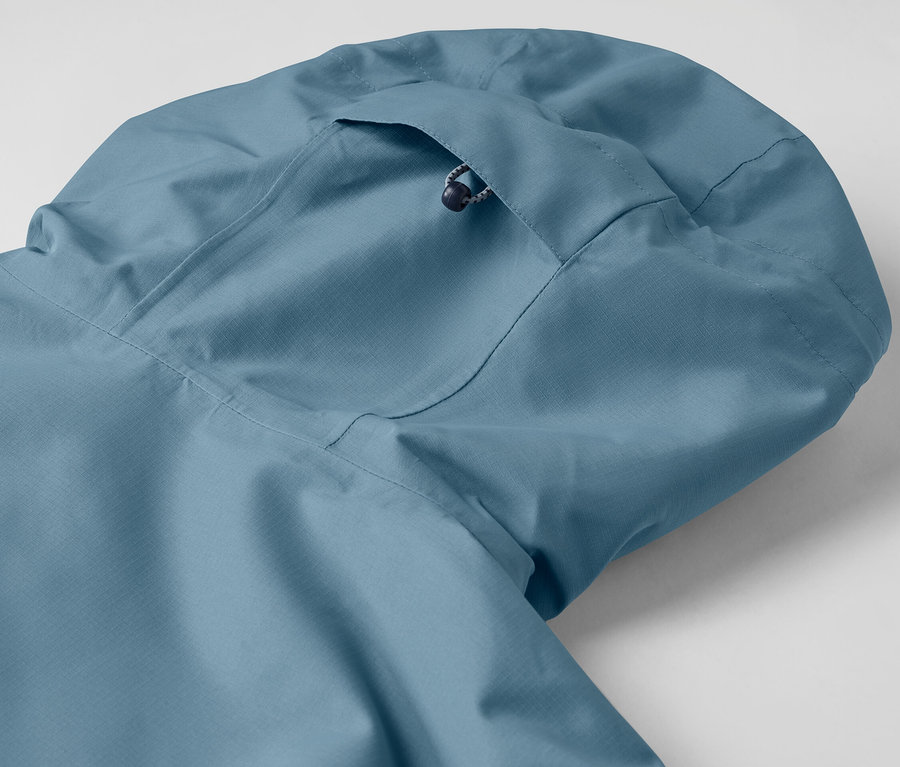 Detail kapucne funkčnej outdoorovej bundy.