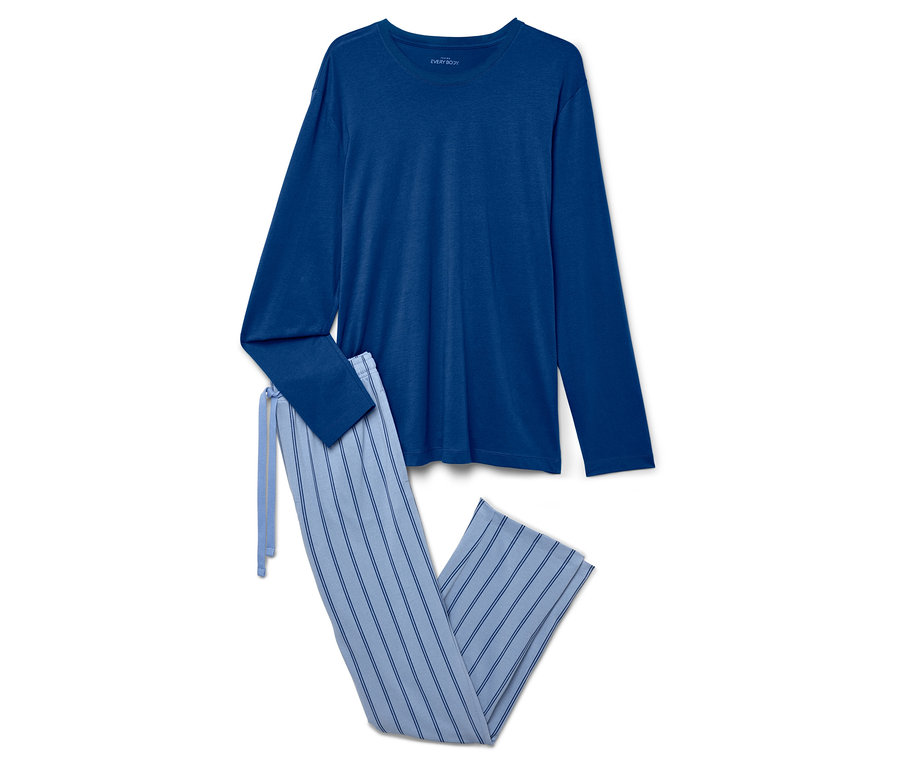Modré pyžamo s dlhým rukávom a pruhované nohavice ležia na bielom pozadí.