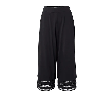 Čierne nohavice culottes s výšivkou na leme.