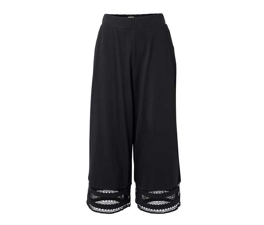 Čierne nohavice culottes s výšivkou na leme.