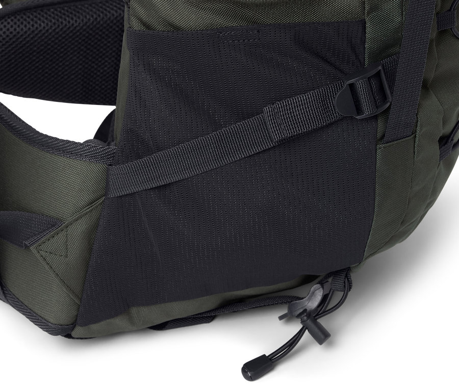 Detail turistického batohu 40 l so sieťovaným vreckom a popruhmi.